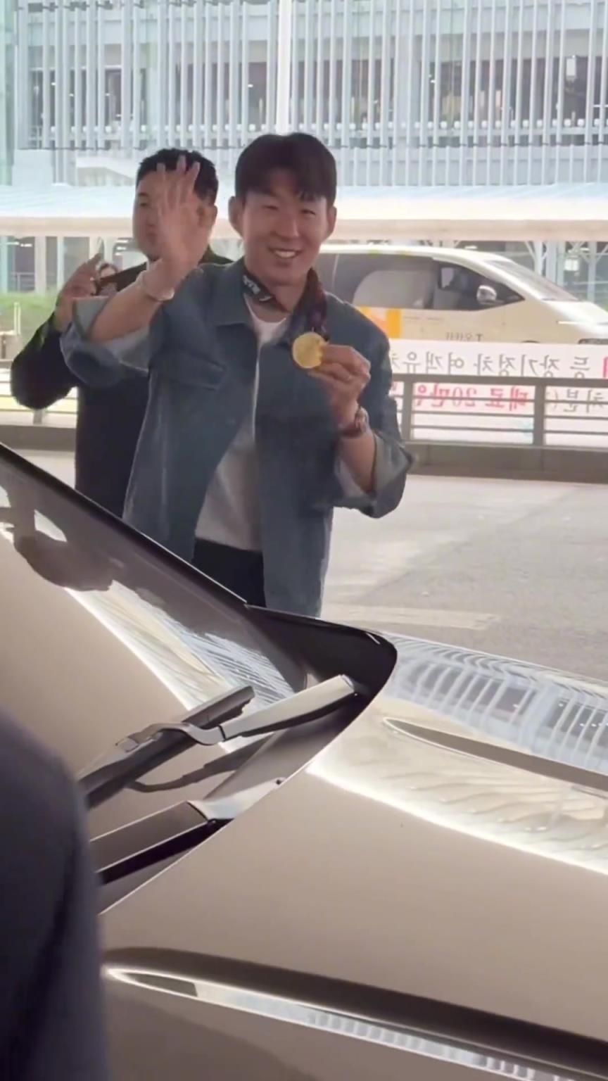 衣錦還鄉(xiāng)！孫興慜返回韓國(guó)，眾多女球迷讓其把歐聯(lián)獎(jiǎng)牌戴上