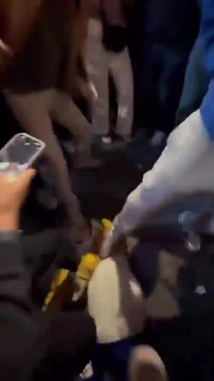 驚！尼克斯大勝步行者后，哈利伯頓遭主場(chǎng)球迷群毆